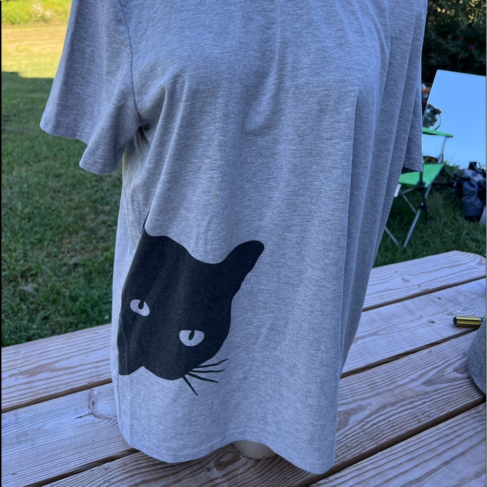 Cat peeking heather gray tshirt xl